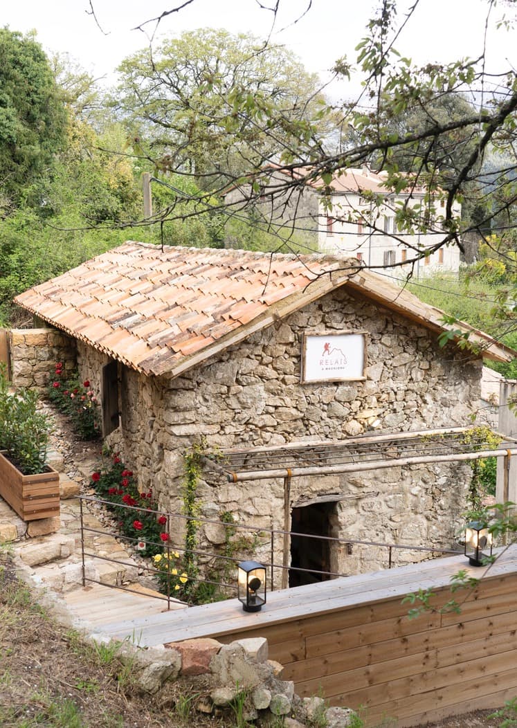 Relais Corse à Tolla — façade en pierre du relais de montagne, à 30 minutes d'Ajaccio, vue sur le lac de Tolla